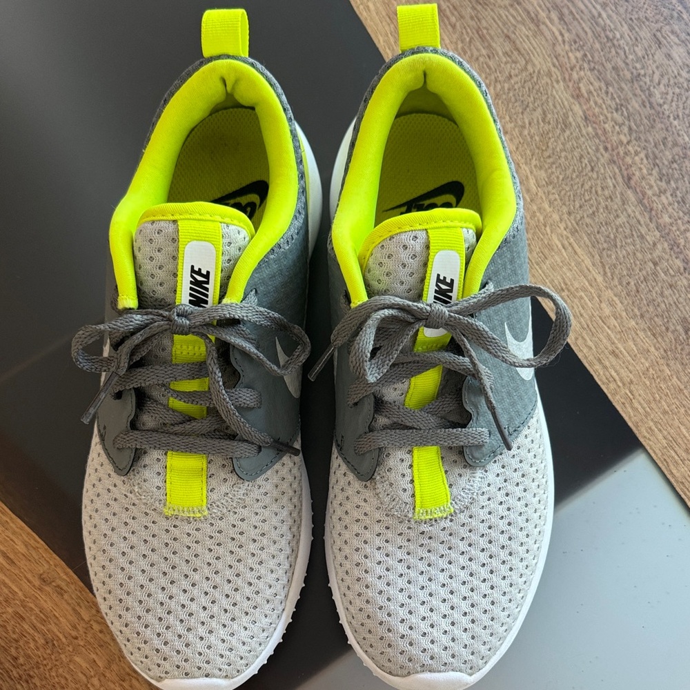 Nike Kids Roshe Golf shoes  in Gray and Neon Yellow size 5Y